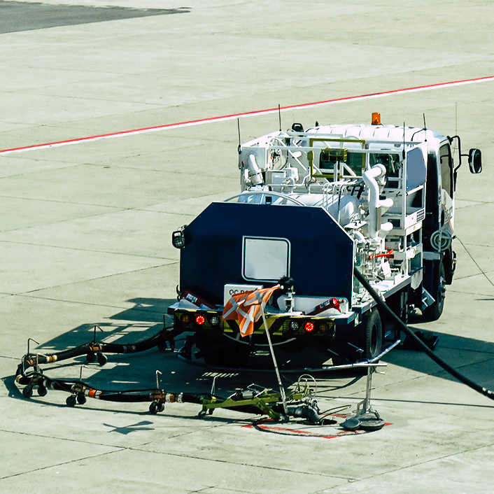 Refueling truck